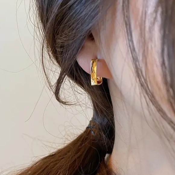 NEW Gold hoop earring geometric and irregular trendy minimalist dainty classy - Picture 3 of 6